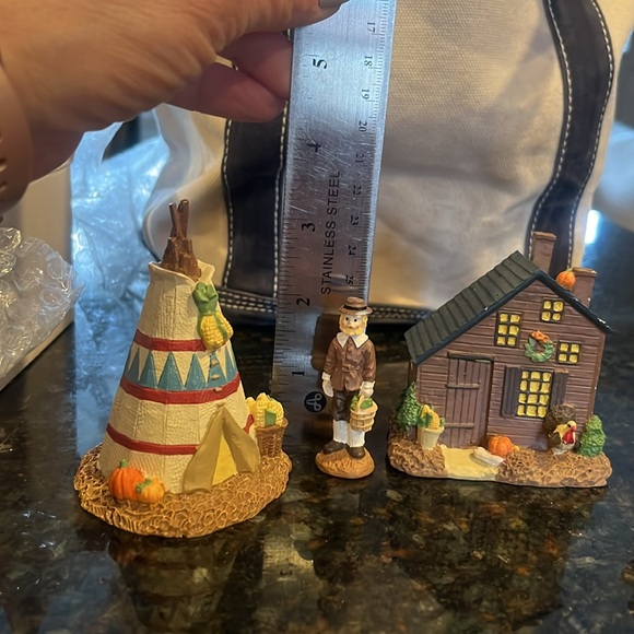 Thanksgiving Village Decor - Picture 12 of 14